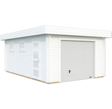 Weiße Garage mit Sektionaltor und Nebentür.