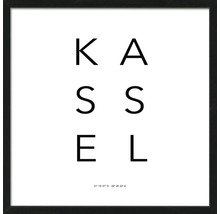 Gerahmtes Poster mit dem Schriftzug Kassel und den Koordinaten der Stadt
