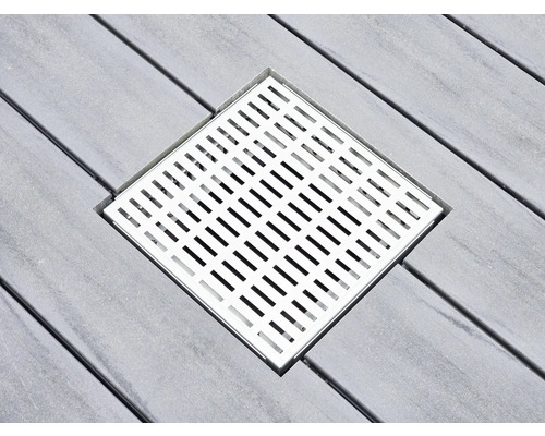 Évacuation au sol carrée avec grille sur terrasse en bois