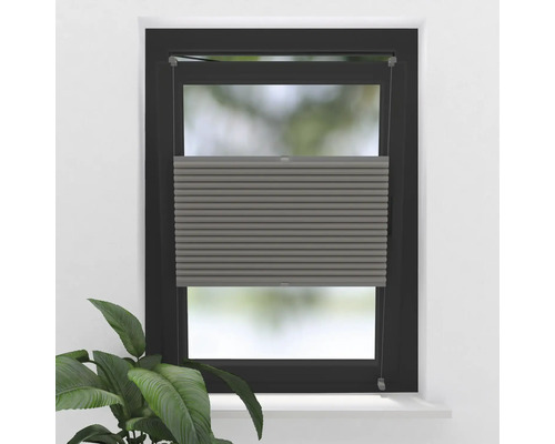 Graue Faltjalousie am Fenster zur Lichtregulierung