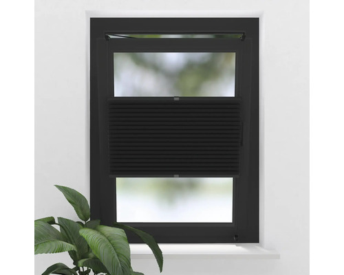 Store plissé noir à la fenêtre pour le contrôle de la lumière et l''intimité.