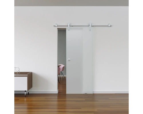 Porte coulissante en verre avec ferrures dans une pièce lumineuse