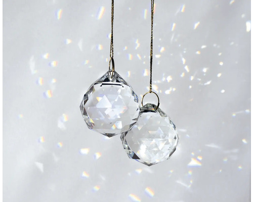 Zwei hängende Kristallkugeln mit Aufhängung