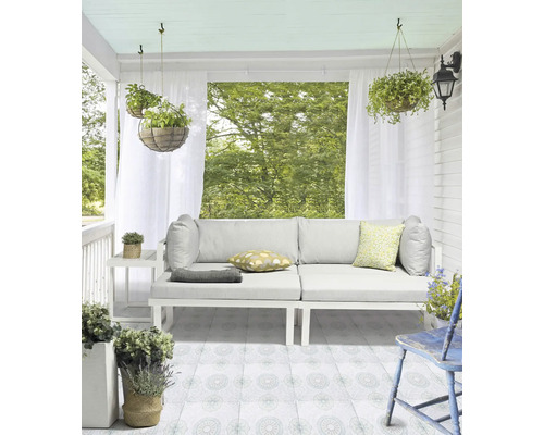 Espace extérieur aménagé avec coin salon, pots suspendus et carrelage décoratif