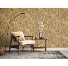 Einrichtung mit Korktapete, Sessel und Stehlampe für ein gemütliches Ambiente