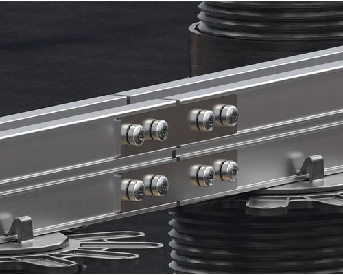 Detailansicht von Unterkonstruktion für Terrassendielen mit Schrauben