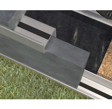 Detailaufnahme einer Aluminiumterrasse mit Gras, Textilbelag und Betonplatten