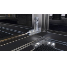 Detailansicht eines Metallrahmens mit Schraubenbefestigungen