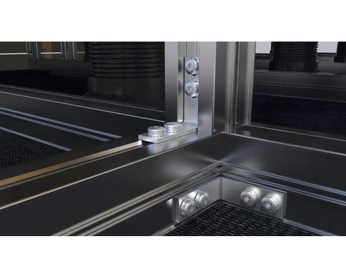 Detailansicht eines Metallrahmens mit Schraubenbefestigungen