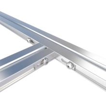 Detailansicht eines silberfarbenen Aluminiumprofils mit Schraubenverbindungen