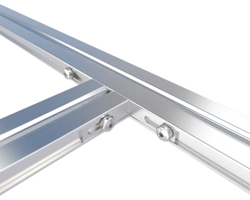Detailansicht eines silberfarbenen Aluminiumprofils mit Schraubenverbindungen