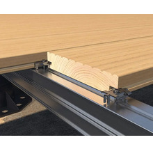Detailaufnahme einer Terrassenunterkonstruktion mit Holzterrassendielen und Montageclips