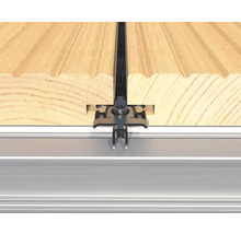 Detailaufnahme einer Dacheindeckung mit Metallelementen und Holz