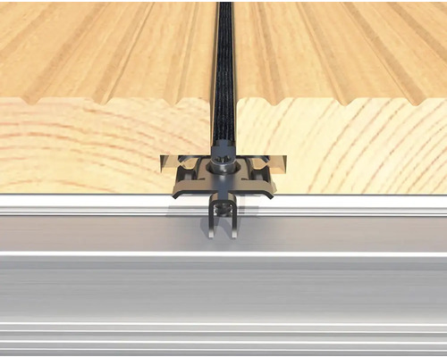 Detailaufnahme einer Dacheindeckung mit Metallelementen und Holz