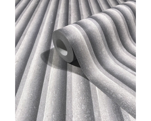 Un rouleau de papier peint gris à rayures.