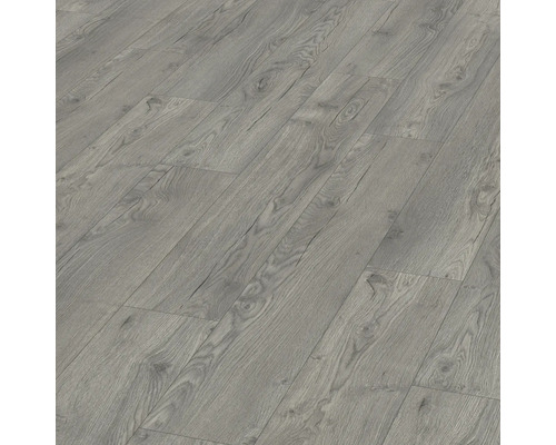 Nahaufnahme von verlegten Laminatbodenplatten in Holzoptik