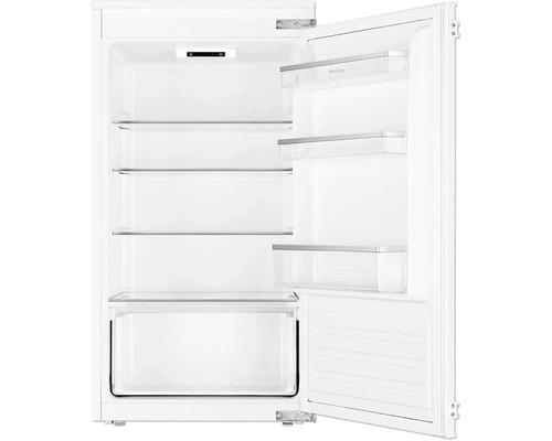 Innenansicht eines weißen Kühlschranks mit offenen Regalen und Tür