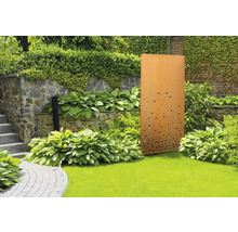 Panneau décoratif de confidentialité en métal avec motif perforé dans le jardin
