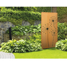 Scène de jardin avec un écran de confidentialité en acier rouillé avec des motifs de pissenlits découpés