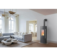 Modernes Wohnzimmer mit Kaminofen, Sofa und heller Einrichtung für ein gemütliches Ambiente