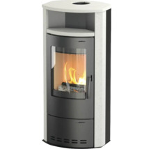 Kaminofen mit Holzfeuer und Ablageflächen