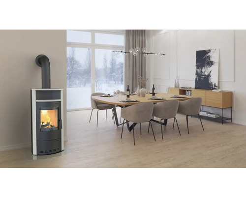 Wohnraum mit Kaminofen, Esstisch und Stühlen unter einer Hängelampe.