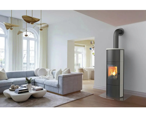 Wohnzimmer mit Kaminofen, Sofa, Couchtisch und Pendelleuchten für ein gemütliches Ambiente