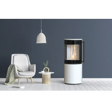 Wohnzimmer mit Kaminofen, Sessel und Beistelltisch