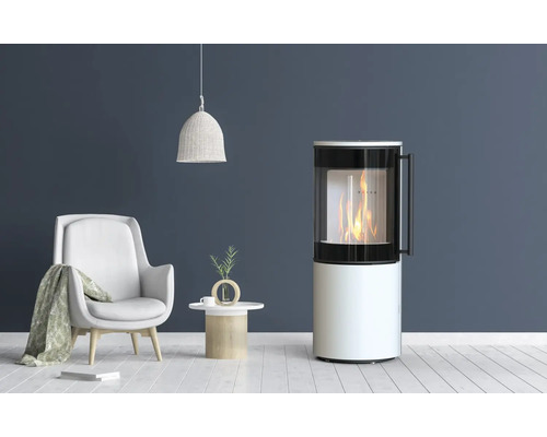 Wohnzimmer mit Kaminofen, Sessel und Beistelltisch