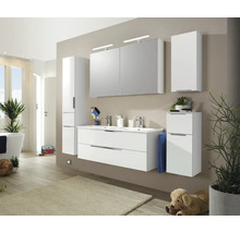 Modernes Badezimmer mit weißen Möbeln wie Waschtisch, Spiegelschrank und Hochschrank
