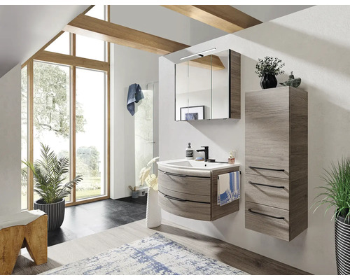 Badezimmer mit Waschtisch, Spiegelschrank und Hochschrank im modernen Design