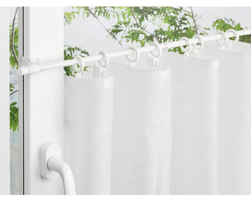 Fensterdekoration mit Gardinenstange, Gardinenringen und Gardine