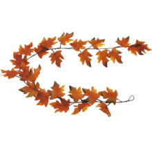 Dekorative Girlande mit Herbstlaub