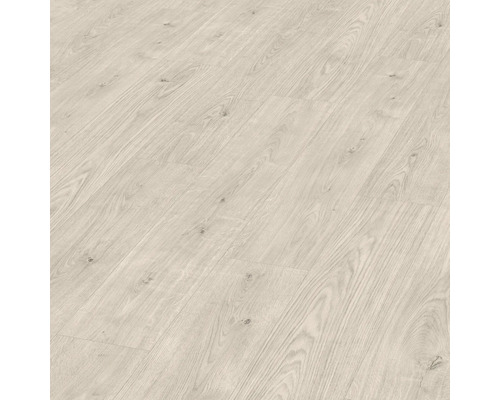 Heller Laminatboden in Holzoptik.
