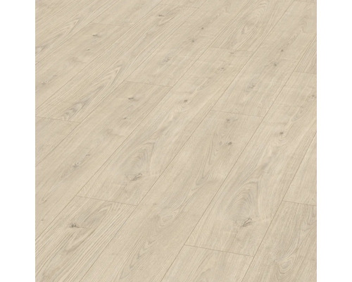 Verlegtes Laminat in Holzoptik.