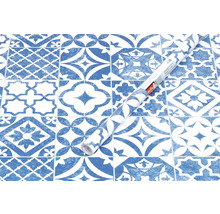 Film décoratif avec motif de carreaux bleu et blanc et rouleau de film décoratif