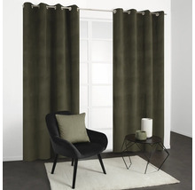 Salon avec rideaux, fauteuil, coussin, table et tapis