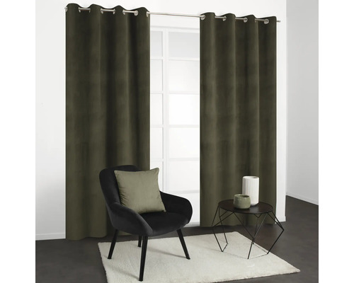 Salon avec rideaux, fauteuil, coussin, table et tapis