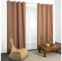 Salon avec rideaux, table et fauteuil en osier