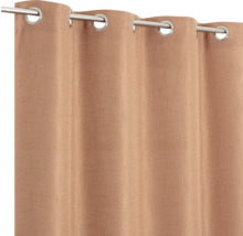 Rideau avec œillets sur une tringle à rideaux