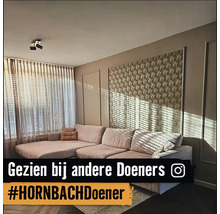 Salon avec canapé d''angle, rideaux et panneaux muraux