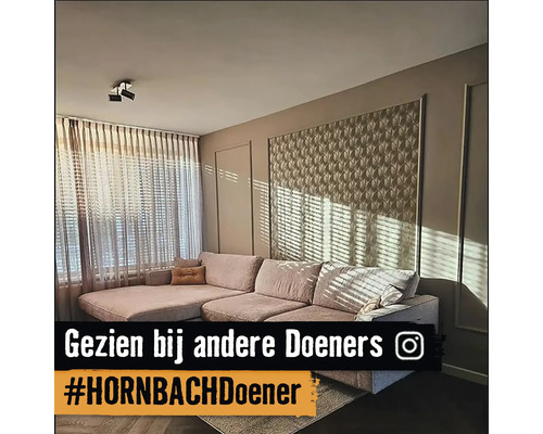 Salon avec canapé d''angle, rideaux et panneaux muraux