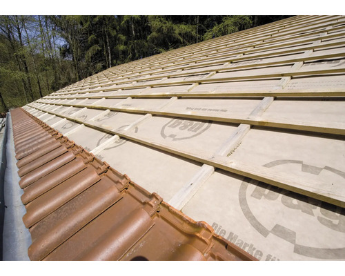 Dachkonstruktion mit Unterspannbahn und Dachlatten vor der Eindeckung.