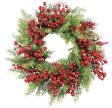Couronne décorative avec des baies et des branches de sapin comme décoration festive