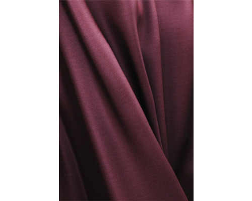 Gros plan d''un tissu bordeaux avec des plis.