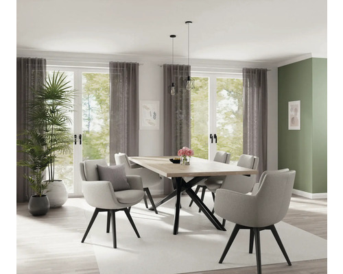 Salle à manger lumineuse avec table, chaises, rideaux et plantes d''intérieur pour une ambiance conviviale