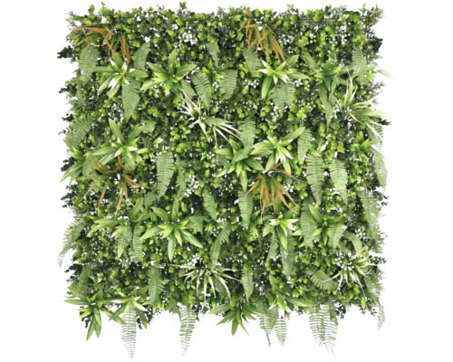 Künstliche Pflanzenwand mit verschiedenen grünen Blättern und kleinen weißen Blüten