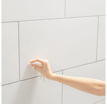 Nettoyage de carreaux muraux blancs avec un chiffon