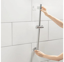 Installation d''une barre de douche dans une salle de bain avec des carreaux blancs