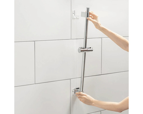 Installation d''une barre de douche dans une salle de bain avec des carreaux blancs